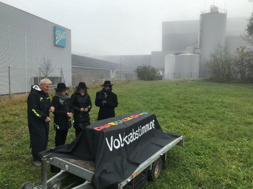 Aktivistinnen und Aktivisten beerdigten symbolisch das Volksabstimmungsrecht in Ludesch.  Netzwerk VÜV