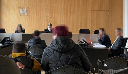Als das Opfer zu Boden fiel und die beiden Jugendlichen weiter auf ihn einschlugen, haben sie bewusst die Entscheidung für eine Schlägerei getroffen.