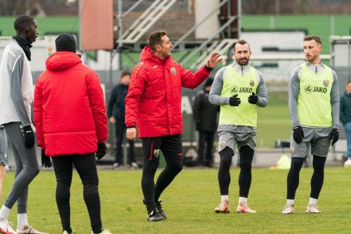 Altachs Coach Miroslav Klose bittet seine Mannschaft heute zum ersten Vorbereitungsspiel des Jahres gegen den FC St. Gallen. stiplovsek