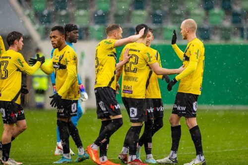 Altachs Spieler bejubeln den siegbringenden Treffer von Elfmeterschütze Amir Abdijanovic (Nummer 22). VN-Selina Meier