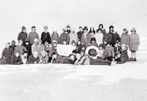 Am 4. März 1963 wurden die vierte Klasse der Volksschule Mehrerau auf dem Eis fotografiert.  Dietrich