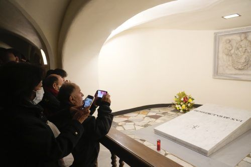 Am Sonntag haben die ersten Besucher das Grab von Papst Benedikt XVI. aufgesucht.