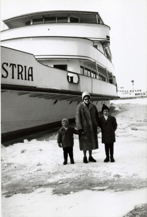 Arnulf Dieth mit seinem jüngeren Bruder und seiner Mutter am 3. März 1963. F. Dieth