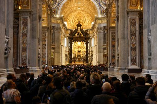 Auch heute können Gläubige noch Abschied von Benedikt XVI. nehmen.  reuters