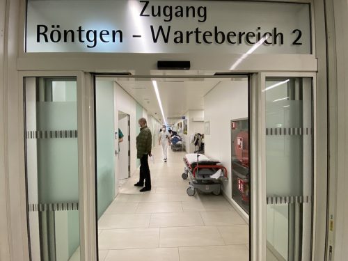Auf dem Gang warten die Patienten nach ihrem Eintreffen, bis die Ärzte Zeit haben.  VN/RAUCH