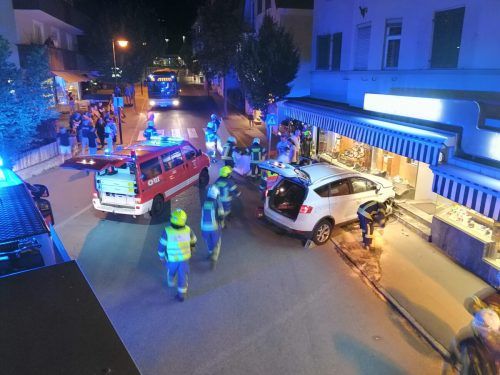 Aufgrund eines medizinischen Notfalls krachte ein Autofahrer in die Auslage eines Geschäftes. OF Schruns