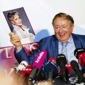 Jane Fonda begleitet Lugner zum Opernball