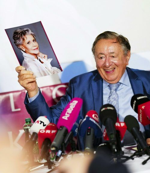 Baumeister Richard Lugner hat am Donnerstag seinen diesjährigen Opernballgast vorgestellt. APA