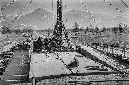 Bei der „Hohen Brücke“ wurde eine Brücke über die Schwarzach errichtet.