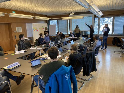 Bei einem ersten Treffen mit Fachplanern, Architekten und Verantwortlichen der Gemeinde wurden wichtige Schritte für das Bildungszentrum Fellengatter gesetzt.  MG