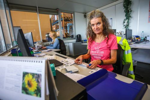 Bei ihrer Arbeit übt sie leichte Tätigkeiten aus.  VN/STeurer