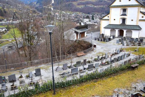 Beim Geländer sollen sukzessive Urnengräber entstehen. Dazu wird eine Mauer aus sandgestrahlten Betonfertigteilen errichtet. SCO