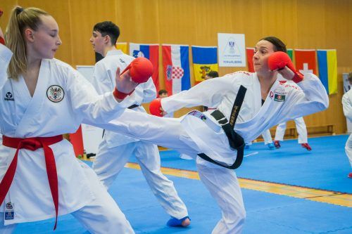 Bettina Plank (r.) kämpft im Training im Olympiazentrum Vorarlberg mit Hanna Devigili.  Philipp Steurer (4)