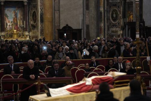 Bis Mittwochmittag haben 159.000 Menschen Abschied von Papst Benedikt XVI. genommen.