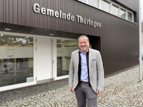 Bürgermeister Harald Witwer spricht über die Investitionen seiner Gemeinde. VN/JUN