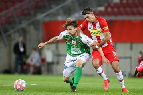 Christoph Freitag beim Cupfinale 2020 gegen RB Salzburg im Duell mit Dominik Szoboszlai. gepa