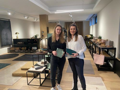 Geschäftsführerin Clarissa Steurer (r.) mit Shopleiterin Birgit Metzler. vn/reiner