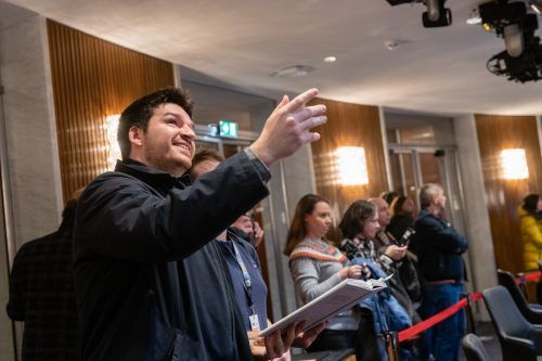 Clemens Braun berichtet beim Rundgang von den architektonischen Feinheiten der Sanierung. Liebentritt