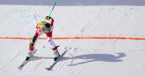 Cornelia Hütter kämpfte um jede Hundertstelsekunde und freute sich anschließend über die imposante Cortina-Trophäe. Gepa (2)
