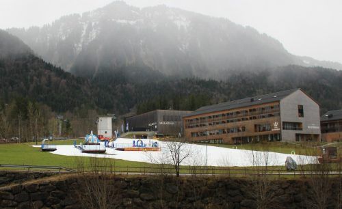Dank Kunstschnee, der Anfang Dezember produziert werden konnte, gab es in Mellau zumindest im Kinderland ein wenig weiße Pracht. STP/3