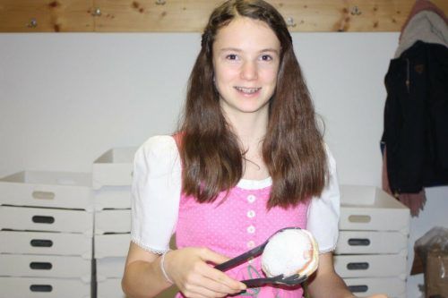 Das Objekt der Begierde – ein süß gefüllter Krapfen.  Archiv/VN-TK