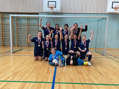 Das siegreiche Team der SMS Satteins mit dem Schülerliga-Pokal. Schulsport
