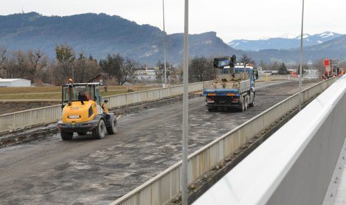 Die 1972 errichtete Rheinbrücke zwischen Hard und Fußach wird bis zum kommenden Mai vollständig abgetragen. ajk