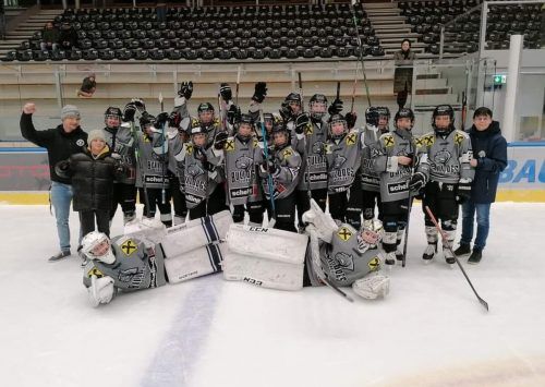 Das U15-A-Team der Rheintal Bulldogs feierte im Messestadion nach spannendem Spiel einen Erfolg gegen die Alterskollegen des EHC Frauenfeld. mima (4)