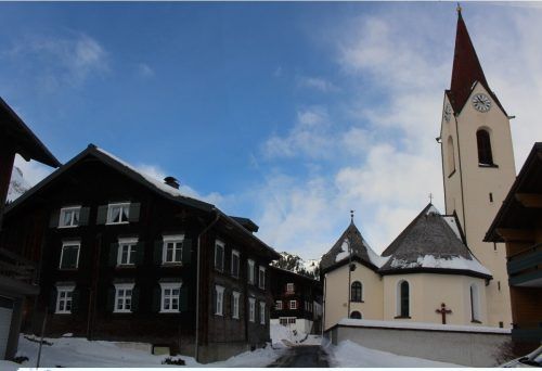 Das von der Gemeinde erworbene Objekt (links) wird als Museum adaptiert und bildet mit Kirche und Walserhus (im Hintergrund) ein reizvolles Ensemble.