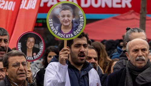 Demonstranten forderten unter anderem „Freiheit für Sebnem“. Reuters