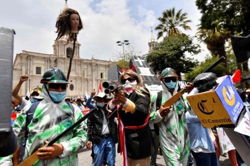 Demonstranten protestieren auf dem Hauptplatz in Arequipa, Peru, um den Rücktritt von Präsidentin Dina Boluarte zu fordern. Seit dem Sturz und der Verhaftung ihres Vorgängers Pedro Castillo Anfang Dezember wurden die Proteste immer stärker. AFP