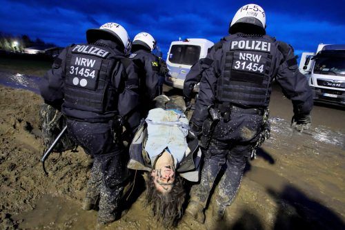 Demonstranten wurden am Samstag von Einsatzkräften weggetragen.  Reuters