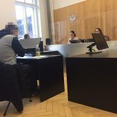 Auf Rammkurs gegen drei Polizeiautos
