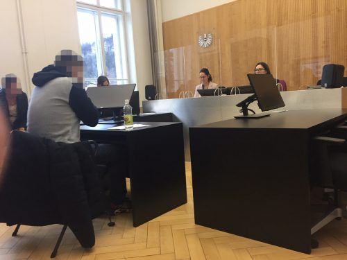 Der Angeklagte ließ sich von seiner Familie zur Verhandlung am Landesgericht Feldkirch chauffieren.  vn/gs