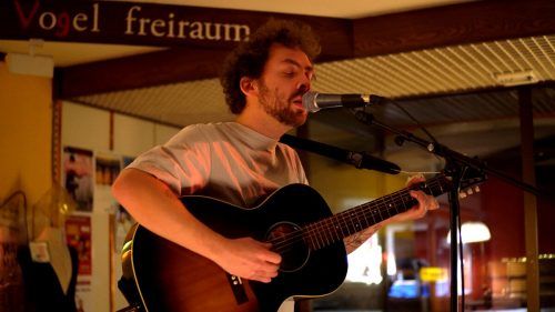 Der aus Schnifis stammende Songwriter Philipp Spiegl präsentierte u.a. Lieder aus seinem Album „Be My Redeemer“.  Maryna Liapina