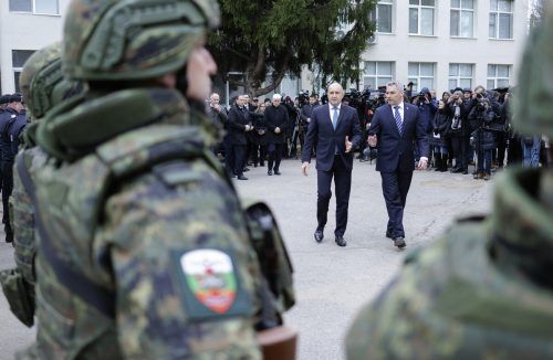 Der bulgarische Präsident Rumen Radew und Bundeskanzler Karl Nehammer (ÖVP) während der Besichtigung eines Anhaltezentrums in Bulgarien.  APA
