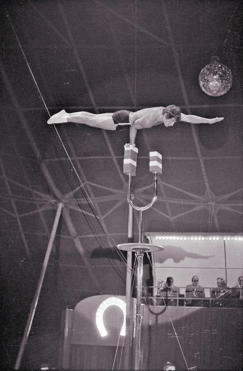 Der Californische National Circus legte sein Hauptaugenmerk auf spektakuläre Akrobatik-Einlagen. Oskar Spang, Stadtarchiv Bregenz