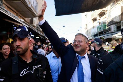 Der neue israelische Minister grüßt Unterstützer bei einem Besuch eines Marktes in Jerusalem. AFP