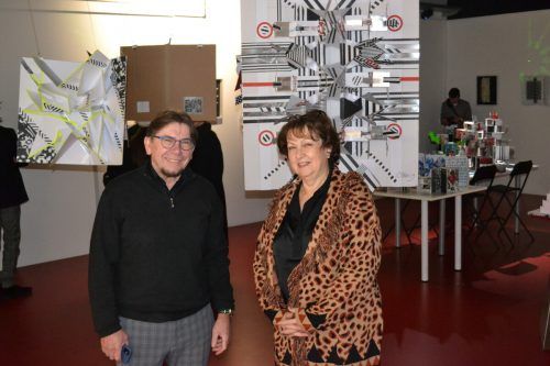 Der Papierkünstler Wilhelm Schramm und die Galeristin Sigi Fritsche freuten sich über das rege Interesse an ihrer Ausstellung. BI