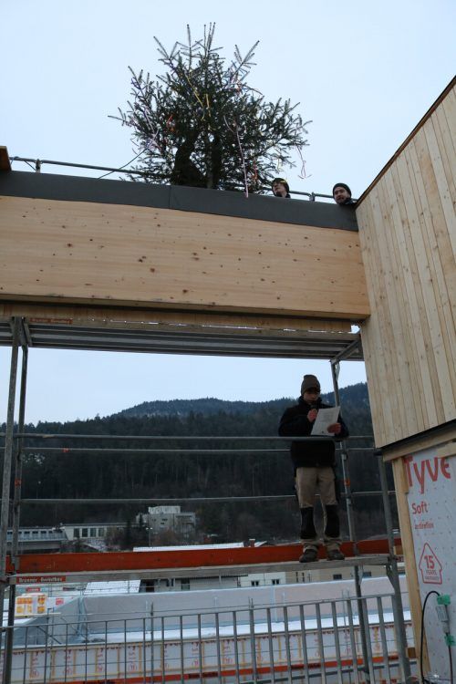 Nach rund zwölf Monaten Bauzeit ist der Schulneubau unter Dach.  Stadt
