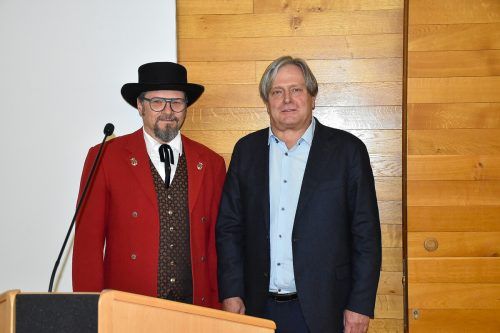 Der Vorstand des MV Lochau, Helmut Immler, übergab eine Spende an Bürgermeister Frank Matt für die Sozialaktion „Mitanand – Füranand Z’Lochau“