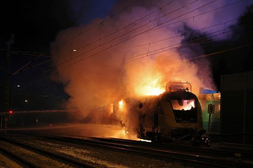 Die brennende tonnenschwere Diesellok hat sich selbstständig in Bewegung gesetzt.  APA
