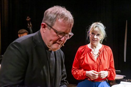 Die charmante Vianne (Ann-Kathrin Kramer) brüskiert mit der Eröffnung ihrer Chocolaterie den Dorfpfarrer Francis Reynaud (Harald Krassnitzer). S. Nimmesgern
