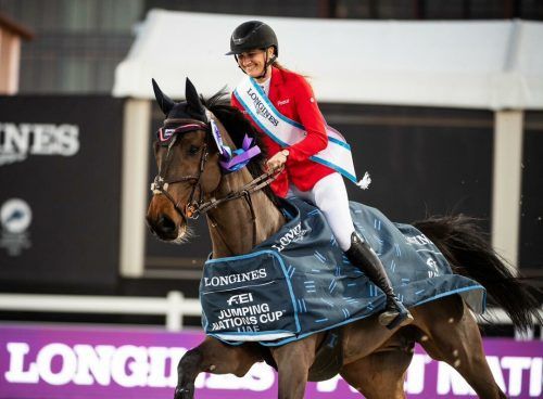 Die Dornbirnerin Katharina Rhomberg mit ihrem elfjährigen Westfalenwallach Cuma auf der Ehrenrunde als beste Reiterin beim CSIO5*-Nationenpreis in Abu Dhabi.  Privat