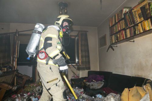 Die Feuerwehr im Zimmer, in dem vor ihr bereits ein Nachbar das Schlimmste verhindert hatte.  D. Mathis