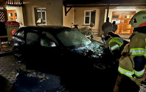 Die Feuerwehr untersuchte das Auto mit der Wärmebildkamera. fw hard