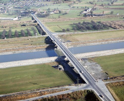 Die Flugaufnahme von 1972 zeigt die damals fertiggestellte Rheinbrücke, Blick Richtung Hard.  Vorarlberger Landesbibliothek, Helmut Klapper