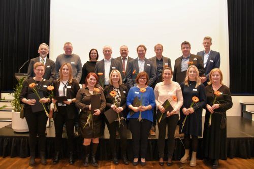 Die geehrten Gemeindebediensteten mit Andreas Eisenhut (hinten links) und Bürgermeisterin Katharina Wöß-Krall (hinten, 3.v.l.). Marktgemeinde/Zimmermann