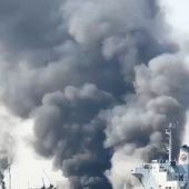 Dichte schwarze Rauchsäulen: Öltanker in Thailand explodiert