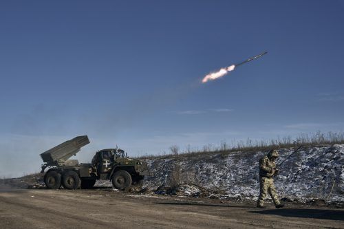 Die Kämpfe um die Stadt Soledar im Osten der Ukraine sollen blutig verlaufen. Die ukrainische Armee wehrt sich mit Raketenwerfern. AP